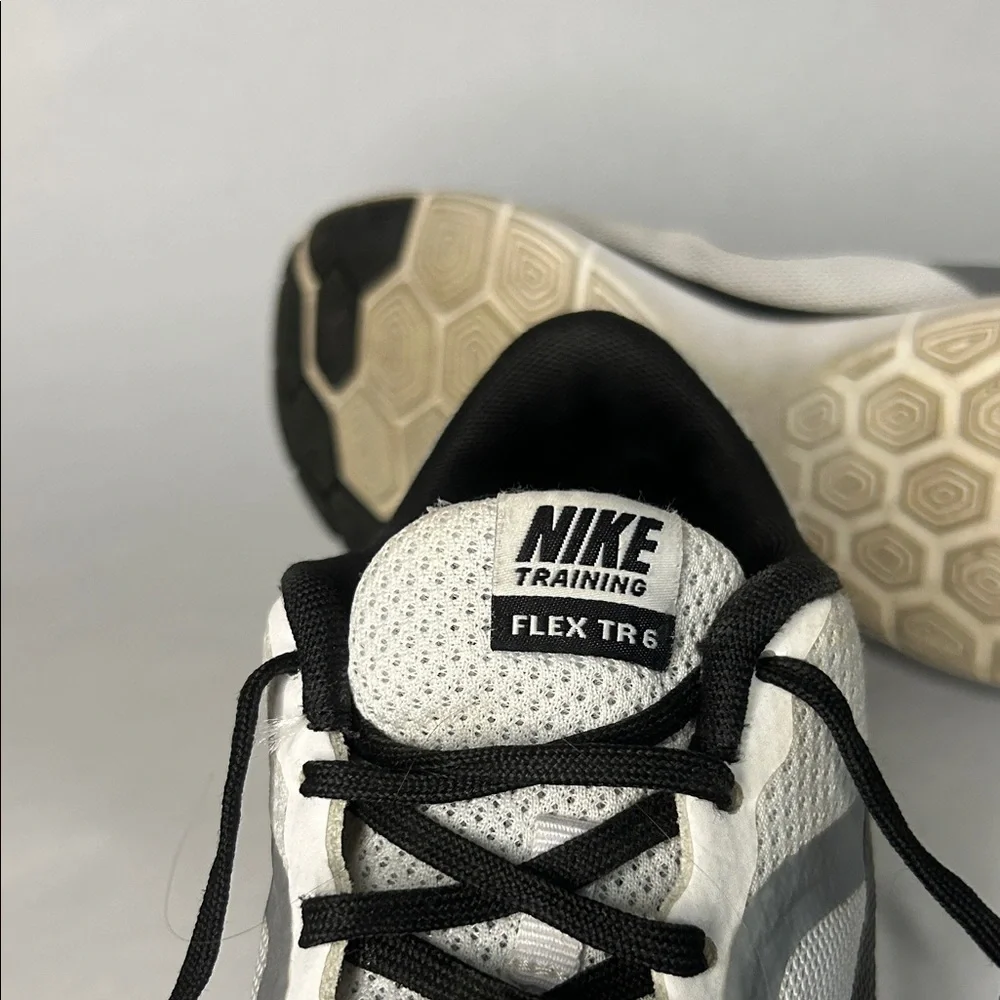 Nike Women's White and Black Athletic Shoes - Picture 7 of 8